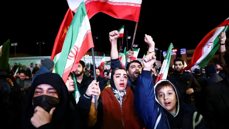 Warga Teheran menyambut pengumuman gencatan senjata antara pemerintah Iran dan Amerika Serikat, Rabu (8/4/2026). (Reuters)