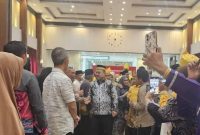 Sultan/Pangeran Banjar Haji Khairul Saleh Al Mutashim Billah bersama permaisuri, Hj Raudhatul Jannah disambut saat hadiri .  Halal Bihalal berlangsung  di Kota Banjarbaru, Sabtu (11/4/2026) (SarIndonesia/Repro)