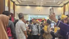 Sultan/Pangeran Banjar Haji Khairul Saleh Al Mutashim Billah bersama permaisuri, Hj Raudhatul Jannah disambut saat hadiri .  Halal Bihalal berlangsung  di Kota Banjarbaru, Sabtu (11/4/2026) (SarIndonesia/Repro)