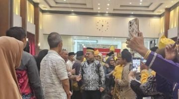 Sultan/Pangeran Banjar Haji Khairul Saleh Al Mutashim Billah bersama permaisuri, Hj Raudhatul Jannah disambut saat hadiri .  Halal Bihalal berlangsung  di Kota Banjarbaru, Sabtu (11/4/2026) (SarIndonesia/Repro)