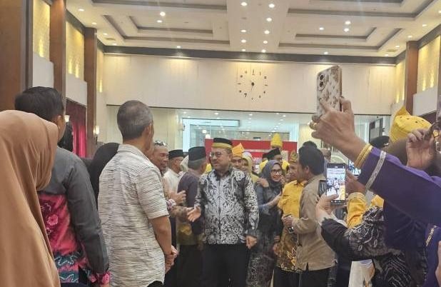 Sultan/Pangeran Banjar Haji Khairul Saleh Al Mutashim Billah bersama permaisuri, Hj Raudhatul Jannah disambut saat hadiri .  Halal Bihalal berlangsung  di Kota Banjarbaru, Sabtu (11/4/2026) (SarIndonesia/Repro)
