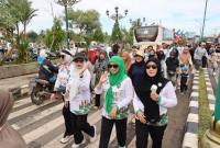 Anggota DPRD Balangan, Hj Sri Huriyati Hadi saat mengikuti jalan santai harjad Balangan