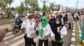 Anggota DPRD Balangan, Hj Sri Huriyati Hadi saat mengikuti jalan santai harjad Balangan