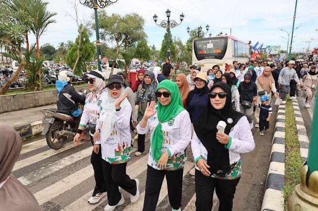 Anggota DPRD Balangan, Hj Sri Huriyati Hadi saat mengikuti jalan santai harjad Balangan