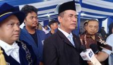 Menteri Pertanian (Mentan) Andi Amran Sulaiman usai hadir untuk memberikan pidato kunci (keynote speech) pada wisuda ke-133 program doktor, magister, dan profesi insinyur di Grha ITS Surabaya, Minggu (19/4/2026). (Antara/Willi Irawan)