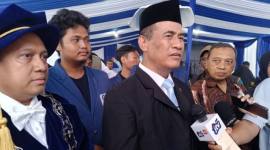 Menteri Pertanian (Mentan) Andi Amran Sulaiman usai hadir untuk memberikan pidato kunci (keynote speech) pada wisuda ke-133 program doktor, magister, dan profesi insinyur di Grha ITS Surabaya, Minggu (19/4/2026). (Antara/Willi Irawan)