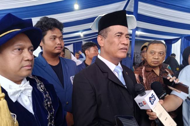 Menteri Pertanian (Mentan) Andi Amran Sulaiman usai hadir untuk memberikan pidato kunci (keynote speech) pada wisuda ke-133 program doktor, magister, dan profesi insinyur di Grha ITS Surabaya, Minggu (19/4/2026). (Antara/Willi Irawan)