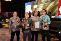 Sekretaris Daerah Provinsi Kalimantan Selatan Muhammad Syarifuddin, Direktur Utama Bank Kalsel Fachrudin, Kepala Divisi Sekretaris Perusahaan Firmansyah, serta Kepala Divisi Perencanaan & Kinerja Deddy Setiawan saat menyaksikan Bank Kalsel menjadi Bintang 5 TOP BUMD Awards 2026. (Foto: HumasBankKalsel)