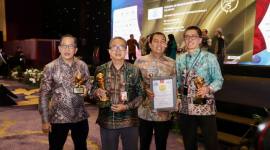 Sekretaris Daerah Provinsi Kalimantan Selatan Muhammad Syarifuddin, Direktur Utama Bank Kalsel Fachrudin, Kepala Divisi Sekretaris Perusahaan Firmansyah, serta Kepala Divisi Perencanaan & Kinerja Deddy Setiawan saat menyaksikan Bank Kalsel menjadi Bintang 5 TOP BUMD Awards 2026. (Foto: HumasBankKalsel)