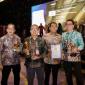 Sekretaris Daerah Provinsi Kalimantan Selatan Muhammad Syarifuddin, Direktur Utama Bank Kalsel Fachrudin, Kepala Divisi Sekretaris Perusahaan Firmansyah, serta Kepala Divisi Perencanaan & Kinerja Deddy Setiawan saat menyaksikan Bank Kalsel menjadi Bintang 5 TOP BUMD Awards 2026. (Foto: HumasBankKalsel)