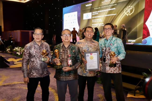 Sekretaris Daerah Provinsi Kalimantan Selatan Muhammad Syarifuddin, Direktur Utama Bank Kalsel Fachrudin, Kepala Divisi Sekretaris Perusahaan Firmansyah, serta Kepala Divisi Perencanaan & Kinerja Deddy Setiawan saat menyaksikan Bank Kalsel menjadi Bintang 5 TOP BUMD Awards 2026. (Foto: HumasBankKalsel)