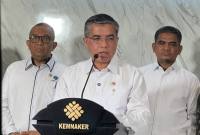 Menteri Ketenagakerjaan (Menaker) Yassierli didampingi jajarannya dalam jumpa pers di Jakarta, Rabu (1/4/2026). (Antara/Harianto)