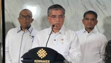 Menteri Ketenagakerjaan (Menaker) Yassierli didampingi jajarannya dalam jumpa pers di Jakarta, Rabu (1/4/2026). (Antara/Harianto)