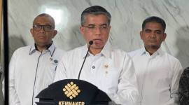 Menteri Ketenagakerjaan (Menaker) Yassierli didampingi jajarannya dalam jumpa pers di Jakarta, Rabu (1/4/2026). (Antara/Harianto)