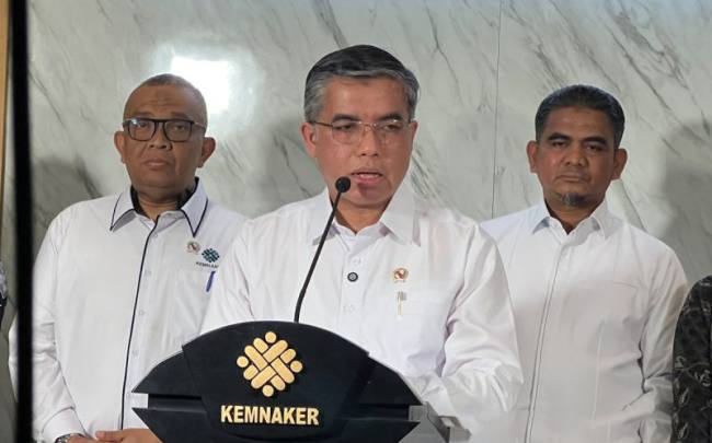 Menteri Ketenagakerjaan (Menaker) Yassierli didampingi jajarannya dalam jumpa pers di Jakarta, Rabu (1/4/2026). (Antara/Harianto)