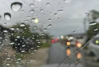 Warga melintasi jalan raya di saat hujan mengguyur Kota Palangka Raya, Rabu (19/2/2026). (Dok ANTARA/Rendhik Andika)