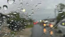 Warga melintasi jalan raya di saat hujan mengguyur Kota Palangka Raya, Rabu (19/2/2026). (Dok ANTARA/Rendhik Andika)