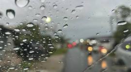 Warga melintasi jalan raya di saat hujan mengguyur Kota Palangka Raya, Rabu (19/2/2026). (Dok ANTARA/Rendhik Andika)