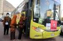 Jemaah haji Indonesia menaiki bus Shalawat di kawasan Syisyah, Makkah, Arab Saudi, Selasa (10/6/2025). (Dok Antara Foto/Andika Wahyu)