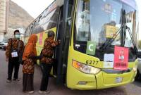 Jemaah haji Indonesia menaiki bus Shalawat di kawasan Syisyah, Makkah, Arab Saudi, Selasa (10/6/2025). (Dok Antara Foto/Andika Wahyu)