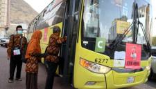 Jemaah haji Indonesia menaiki bus Shalawat di kawasan Syisyah, Makkah, Arab Saudi, Selasa (10/6/2025). (Dok Antara Foto/Andika Wahyu)