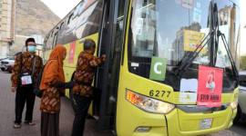 Jemaah haji Indonesia menaiki bus Shalawat di kawasan Syisyah, Makkah, Arab Saudi, Selasa (10/6/2025). (Dok Antara Foto/Andika Wahyu)
