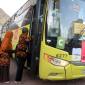 Jemaah haji Indonesia menaiki bus Shalawat di kawasan Syisyah, Makkah, Arab Saudi, Selasa (10/6/2025). (Dok Antara Foto/Andika Wahyu)