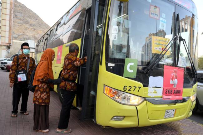 Jemaah haji Indonesia menaiki bus Shalawat di kawasan Syisyah, Makkah, Arab Saudi, Selasa (10/6/2025). (Dok Antara Foto/Andika Wahyu)
