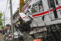 Petugas menggunakan alat berat untuk memindahkan gerbong KRL Commuterline pascakecelakaan dengan KA Argo Bromo Anggrek relasi Gambir-Surabaya Pasar Turi di Stasiun Bekasi Timur, Bekasi, Jawa Barat, Selasa (28/4/2026). (Foto: Antara/Galih Pradipta)