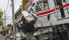 Petugas menggunakan alat berat untuk memindahkan gerbong KRL Commuterline pascakecelakaan dengan KA Argo Bromo Anggrek relasi Gambir-Surabaya Pasar Turi di Stasiun Bekasi Timur, Bekasi, Jawa Barat, Selasa (28/4/2026). (Foto: Antara/Galih Pradipta)