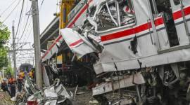 Petugas menggunakan alat berat untuk memindahkan gerbong KRL Commuterline pascakecelakaan dengan KA Argo Bromo Anggrek relasi Gambir-Surabaya Pasar Turi di Stasiun Bekasi Timur, Bekasi, Jawa Barat, Selasa (28/4/2026). (Foto: Antara/Galih Pradipta)