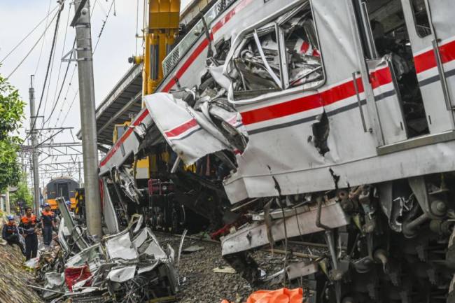 Petugas menggunakan alat berat untuk memindahkan gerbong KRL Commuterline pascakecelakaan dengan KA Argo Bromo Anggrek relasi Gambir-Surabaya Pasar Turi di Stasiun Bekasi Timur, Bekasi, Jawa Barat, Selasa (28/4/2026). (Foto: Antara/Galih Pradipta)