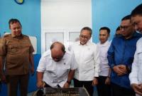 Kepala BGN Dadan Hindayana (dua dari kiri); Menko Bidang Pangan Zulkifli Hasan (tiga dari kiri) dalam peresmian SPPG Pemuda Muhammadiyah di Bekasi, Jawa Barat, Selasa (21/4/2026). (Dok BGN)