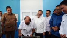 Kepala BGN Dadan Hindayana (dua dari kiri); Menko Bidang Pangan Zulkifli Hasan (tiga dari kiri) dalam peresmian SPPG Pemuda Muhammadiyah di Bekasi, Jawa Barat, Selasa (21/4/2026). (Dok BGN)