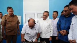 Kepala BGN Dadan Hindayana (dua dari kiri); Menko Bidang Pangan Zulkifli Hasan (tiga dari kiri) dalam peresmian SPPG Pemuda Muhammadiyah di Bekasi, Jawa Barat, Selasa (21/4/2026). (Dok BGN)