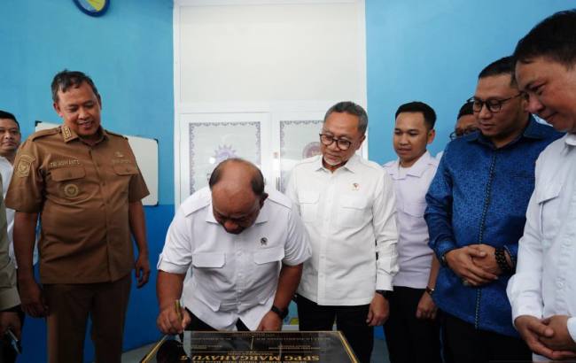 Kepala BGN Dadan Hindayana (dua dari kiri); Menko Bidang Pangan Zulkifli Hasan (tiga dari kiri) dalam peresmian SPPG Pemuda Muhammadiyah di Bekasi, Jawa Barat, Selasa (21/4/2026). (Dok BGN)
