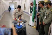 Foto Ilustrasi - Seorang calon haji Indonesia disambut petugas setibanya di Arab Saudi. (Dok Kemenhaj)