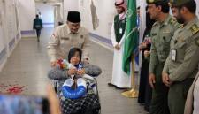 Foto Ilustrasi - Seorang calon haji Indonesia disambut petugas setibanya di Arab Saudi. (Dok Kemenhaj)