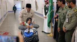 Foto Ilustrasi - Seorang calon haji Indonesia disambut petugas setibanya di Arab Saudi. (Dok Kemenhaj)