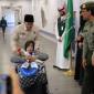 Foto Ilustrasi - Seorang calon haji Indonesia disambut petugas setibanya di Arab Saudi. (Dok Kemenhaj)