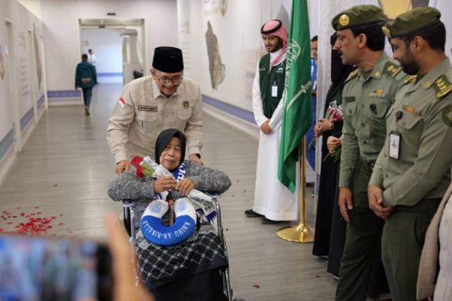 Foto Ilustrasi - Seorang calon haji Indonesia disambut petugas setibanya di Arab Saudi. (Dok Kemenhaj)