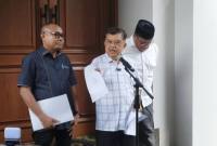 Wakil Presiden Ke-10 dan Ke-12 Jusuf Kalla saat konferensi pers di kediamannya, Jakarta, Minggu (5/4/2026).  (Antara/Bagus A Rizaldi)