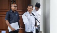 Wakil Presiden Ke-10 dan Ke-12 Jusuf Kalla saat konferensi pers di kediamannya, Jakarta, Minggu (5/4/2026). (Antara/Bagus A Rizaldi)