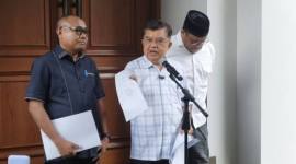 Wakil Presiden Ke-10 dan Ke-12 Jusuf Kalla saat konferensi pers di kediamannya, Jakarta, Minggu (5/4/2026).  (Antara/Bagus A Rizaldi)