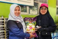Penyerahan beras Komite Sekolah Istikomawati kepada perwakilan guru SDN 4 Syamsudin Noor untuk diserahkan kelada murid yang kurang mampu di Banjarbaru, beberapa waktu lalu. (Foto: Medcen Kominfo Banjarbaru)