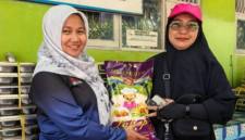 Penyerahan beras Komite Sekolah Istikomawati kepada perwakilan guru SDN 4 Syamsudin Noor untuk diserahkan kelada murid yang kurang mampu di Banjarbaru, beberapa waktu lalu. (Foto: Medcen Kominfo Banjarbaru)