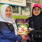 Penyerahan beras Komite Sekolah Istikomawati kepada perwakilan guru SDN 4 Syamsudin Noor untuk diserahkan kelada murid yang kurang mampu di Banjarbaru, beberapa waktu lalu. (Foto: Medcen Kominfo Banjarbaru)