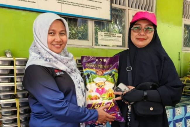 Penyerahan beras Komite Sekolah Istikomawati kepada perwakilan guru SDN 4 Syamsudin Noor untuk diserahkan kelada murid yang kurang mampu di Banjarbaru, beberapa waktu lalu. (Foto: Medcen Kominfo Banjarbaru)
