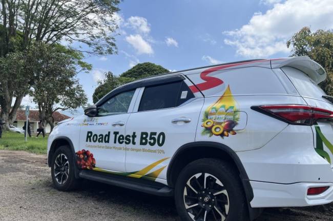 Kendaraan yang digunakan untuk uji jalan B50 yang terparkir di Stasiun Blending dan Pengisian Bahan Bakar Uji Jalan B50 Lembang, Jawa Barat, Selasa (21/4/2026). (Antara/Putu I Savitri)