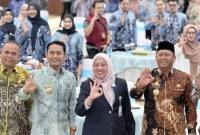 Staf Ahli Hubungan Antarlembaga Pusat dan Daerah KLH Hanifah Dwi Nirwana (tengah) usai penandatanganan Perjanjian Kerja Sama (PKS) antara Kota Banjarmasin, Kabupaten Banjar, dan Barito Kuala dalam pembangunan instalasi Pengolahan Sampah berbasis Teknologi Ramah Lingkungan menjadi Energi Listrik (PSEL) di Banjarbaru, Kalimantan Selatan, Kamis (9/4/2026). (Antara)